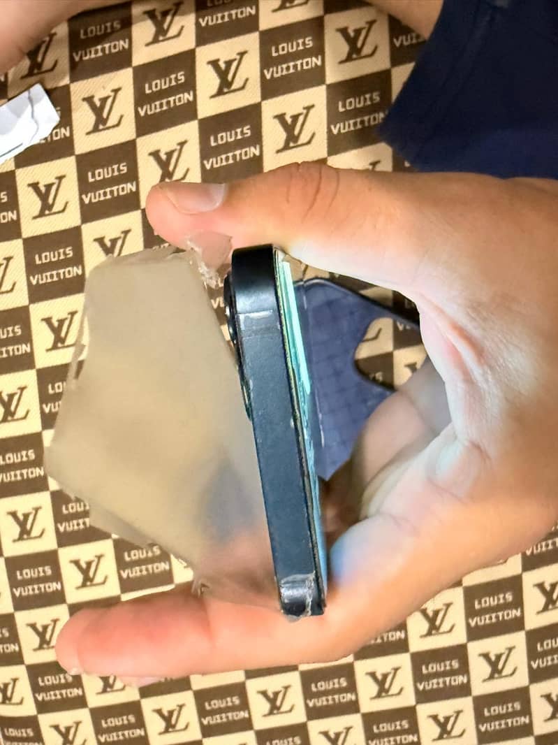 Apple iPhone 13 5