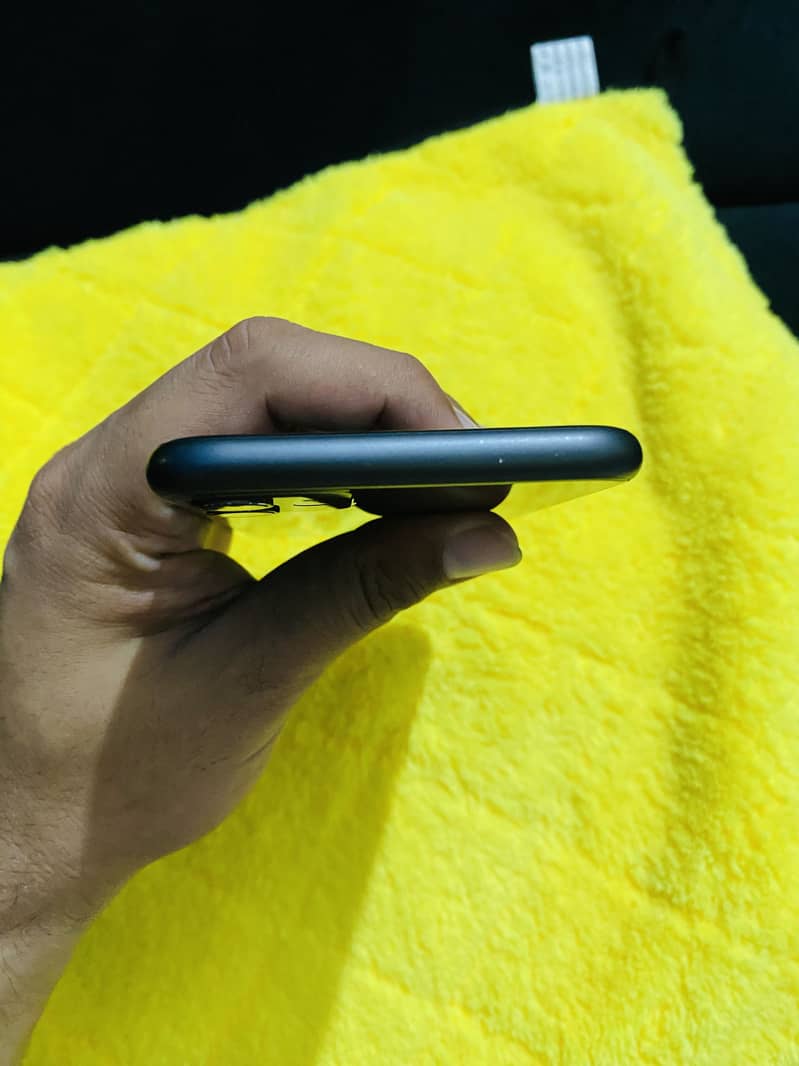 Apple iPhone 11 3
