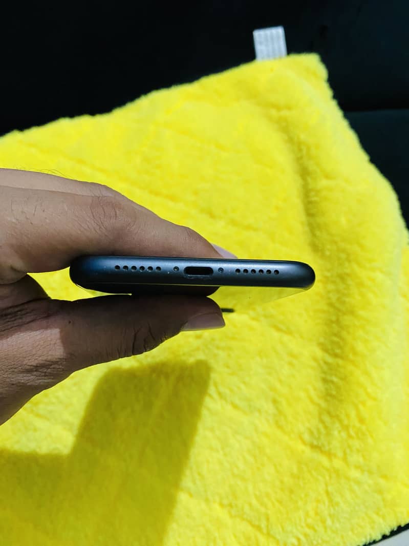 Apple iPhone 11 4