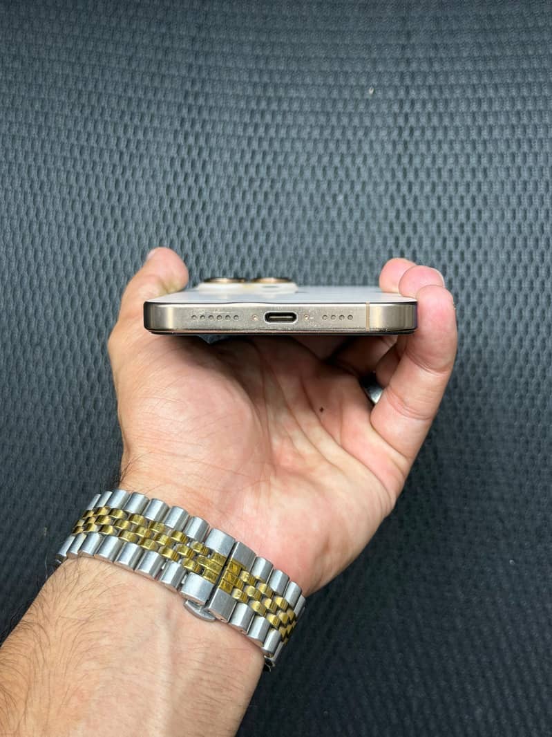 Apple iPhone 16 Pro Max 1