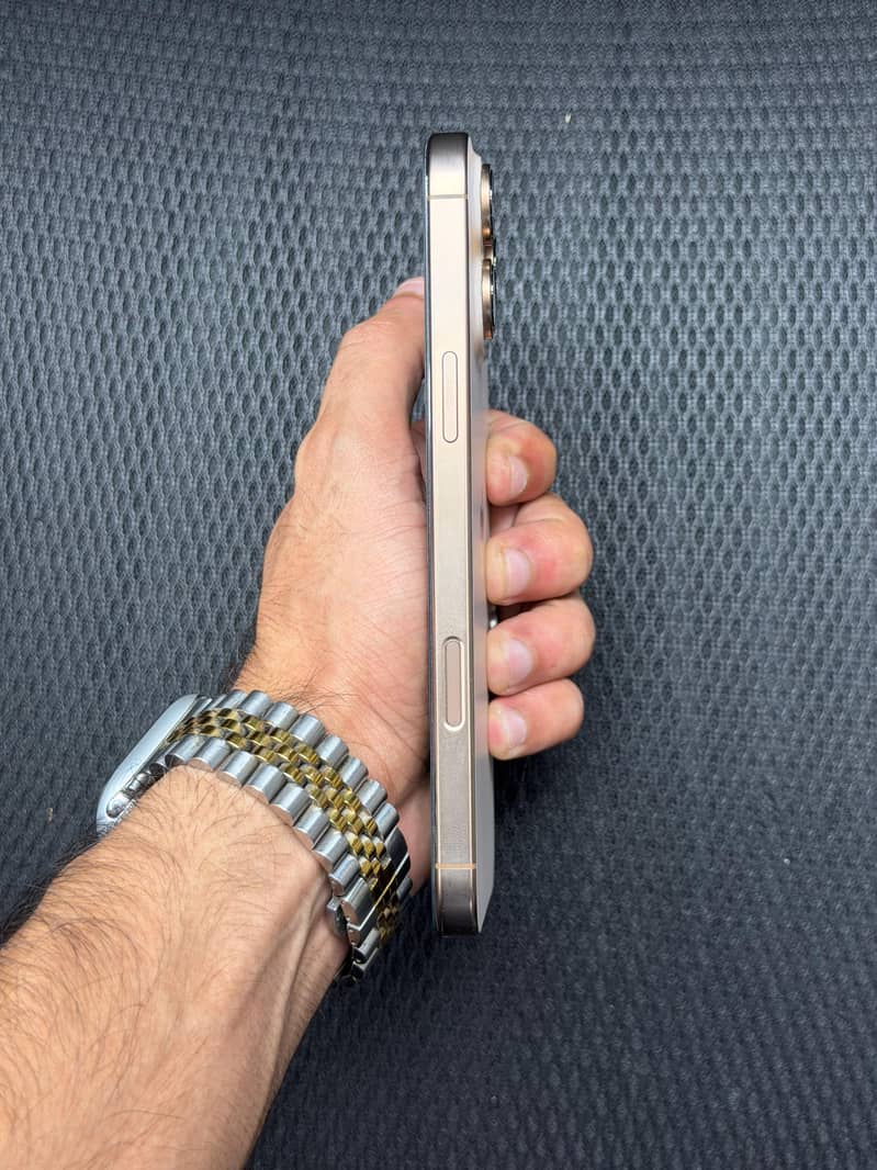 Apple iPhone 16 Pro Max 2