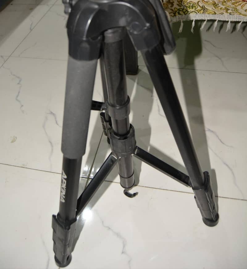 Tripod Stand 1
