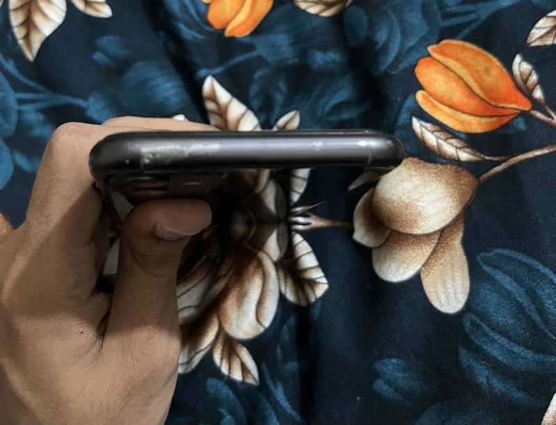 Apple iPhone 11 4
