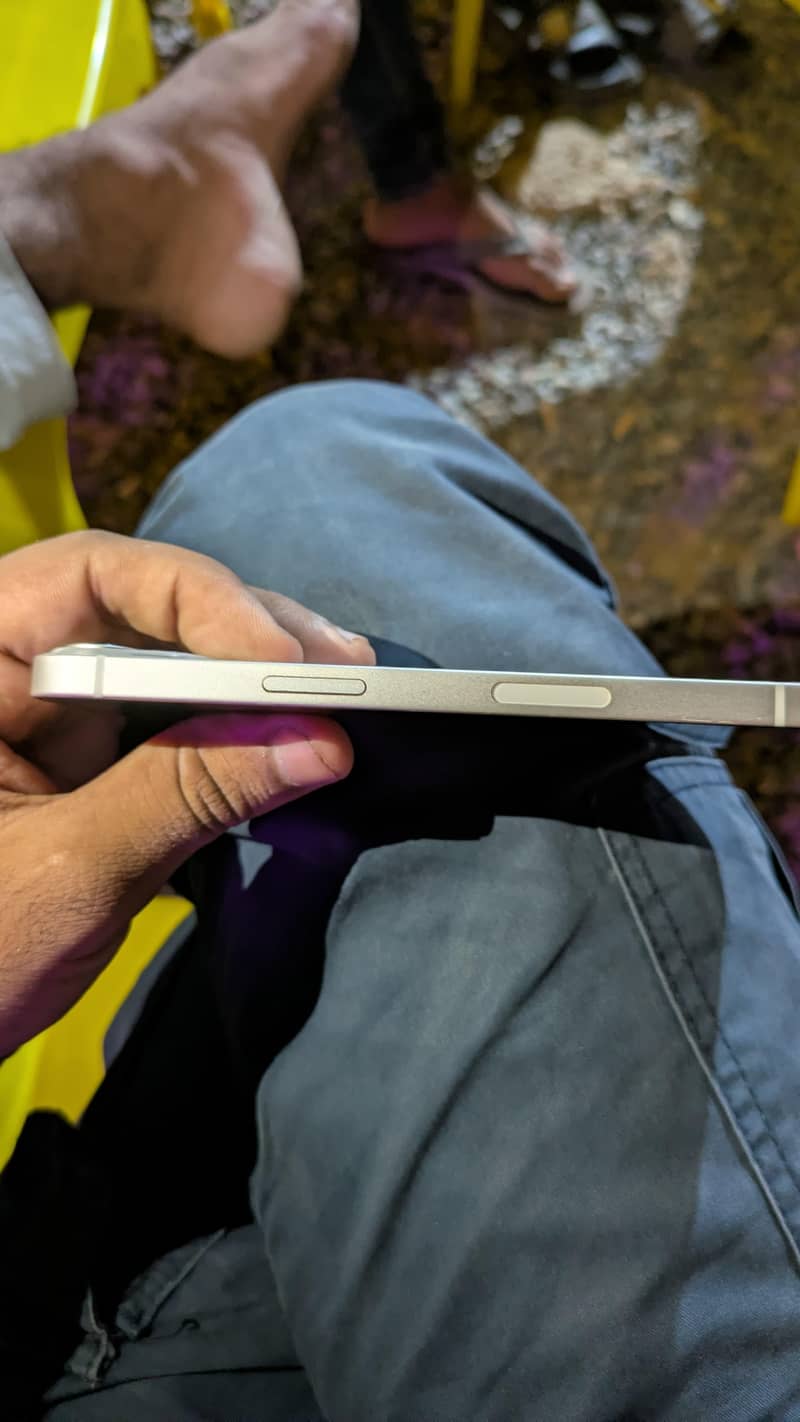 Apple iPhone 13 5