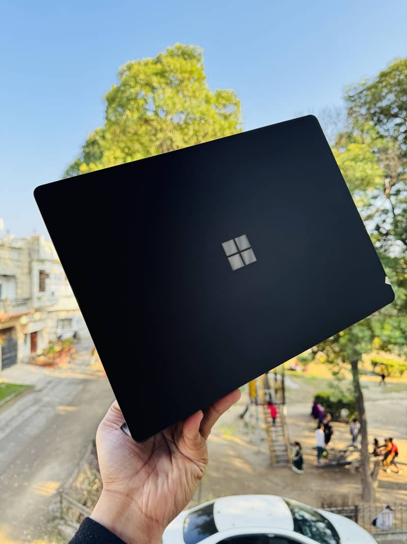 Microsoft surface laptop 5 8
