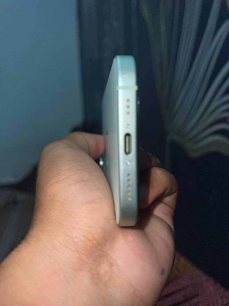 Apple iPhone 15 4