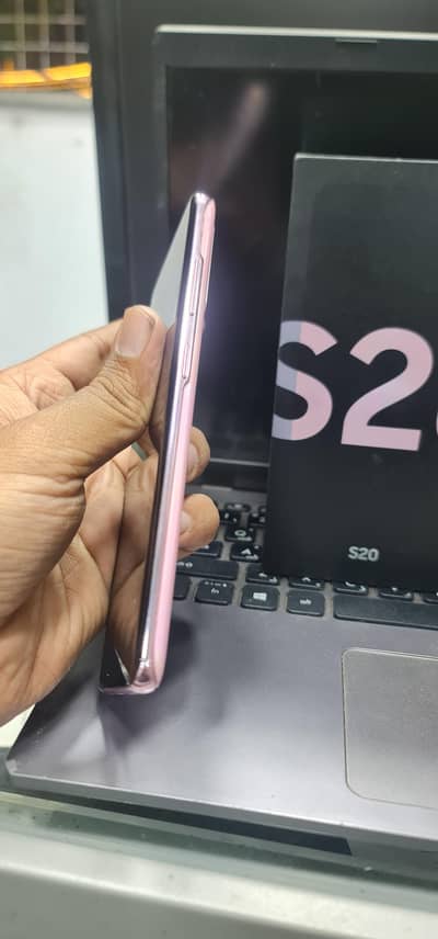 Samsung Mobile S20 8/128 light back cover crack
