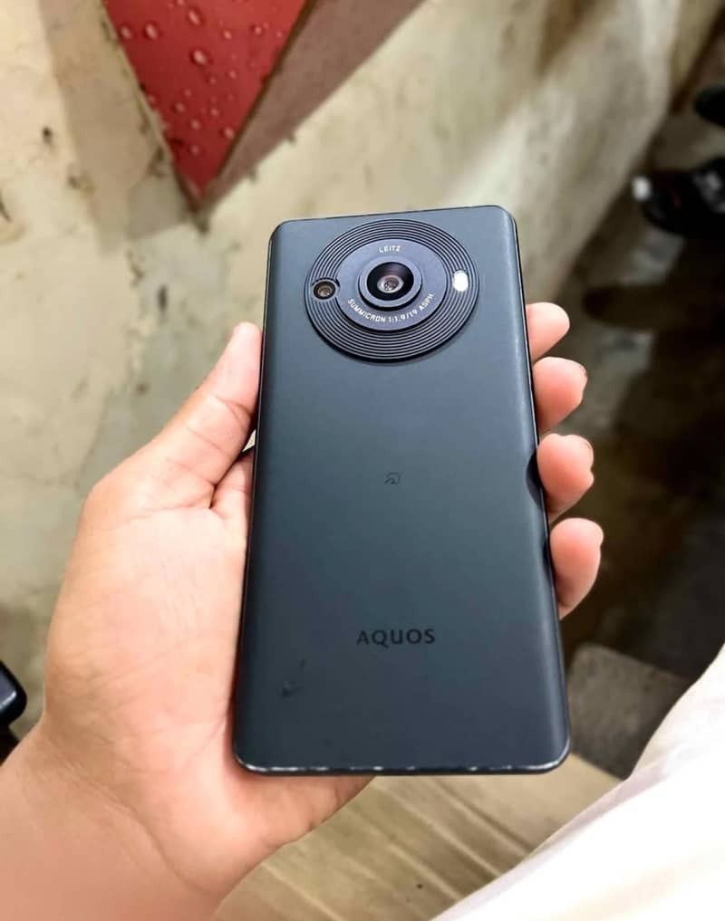 Sharp Aquos R8 pro 1