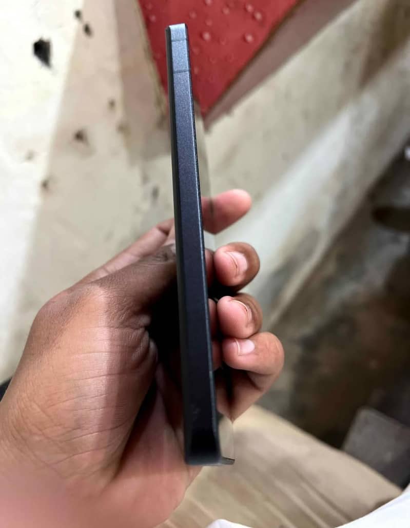 Sharp Aquos R8 pro 2