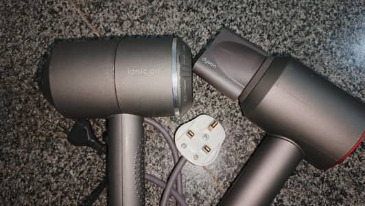 Hair dryer  {dyson icon}
