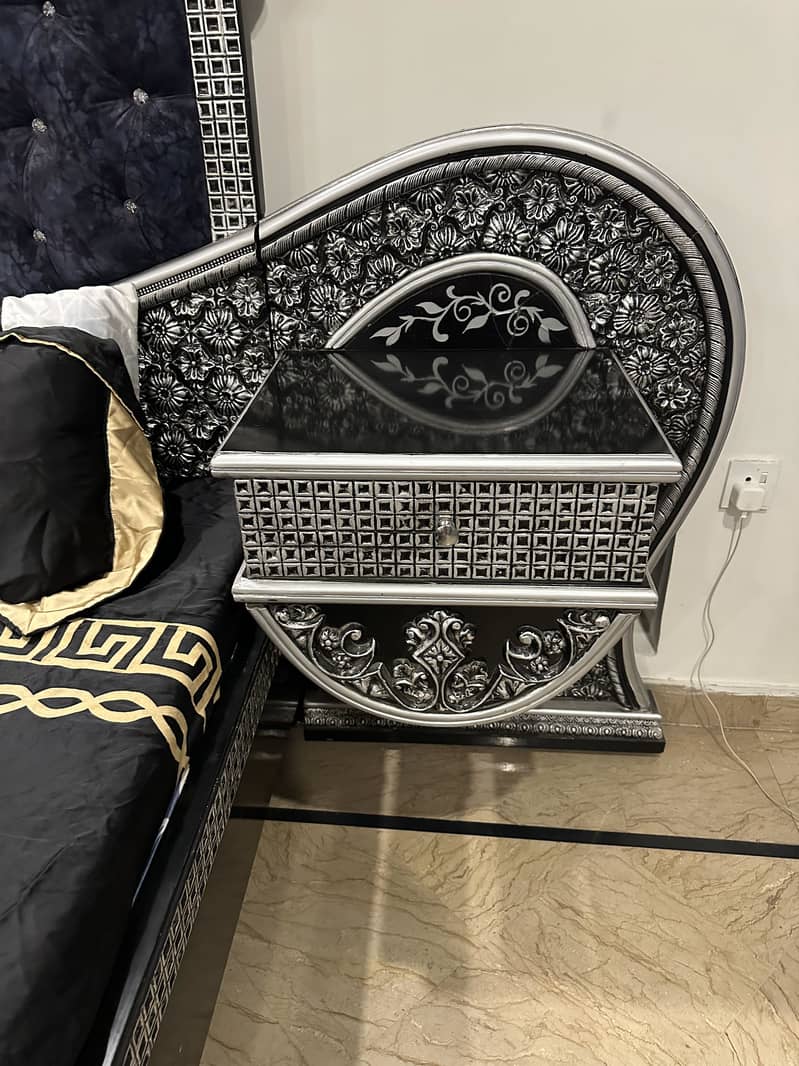 Bed with dressing table 3