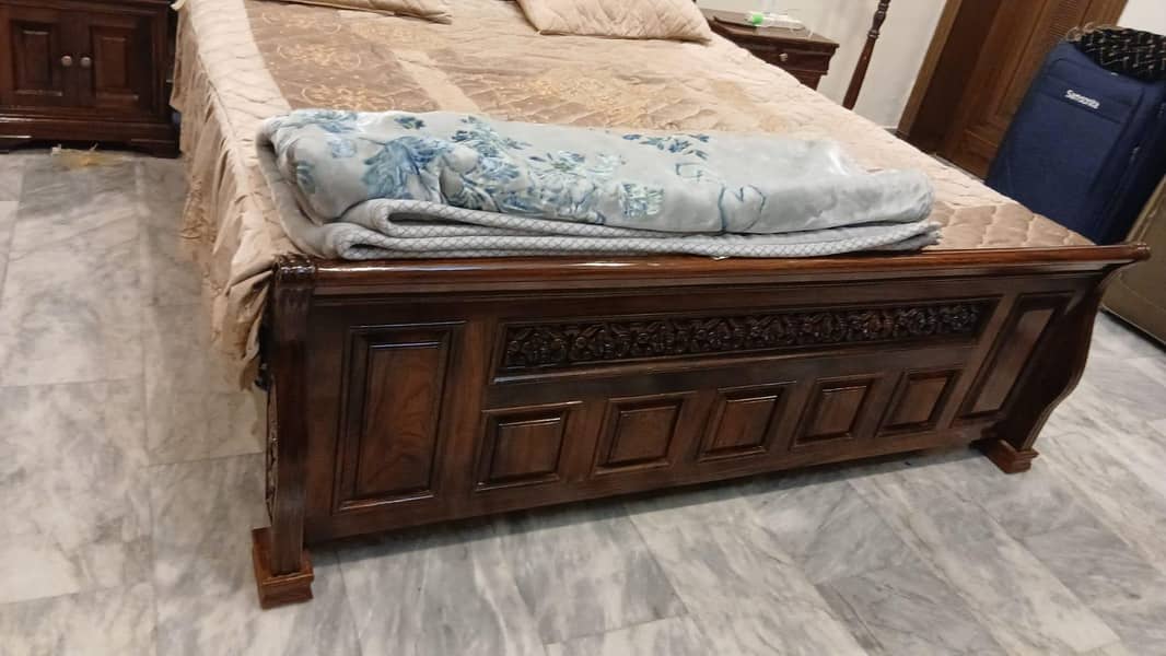 Bed with dressing table 0