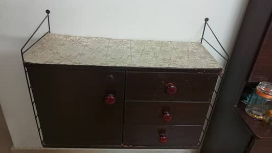 Dressing table without mirror