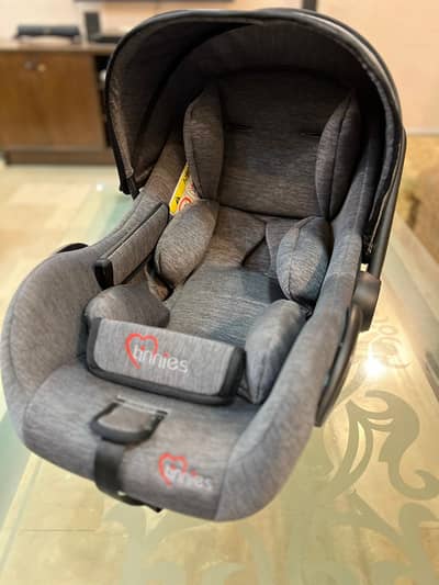 BABY CAR SEAT/ BABY CARRY COT