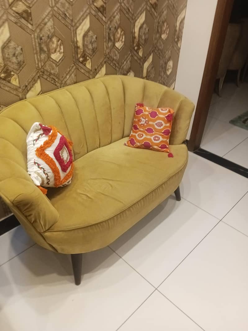 good condition table and sofas 3