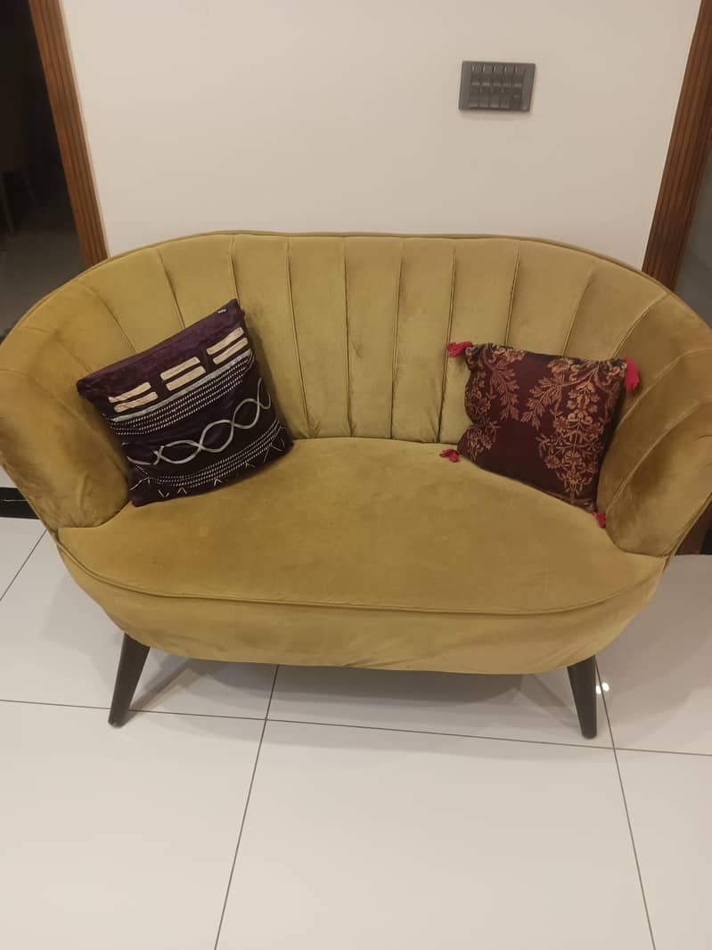 good condition table and sofas 4