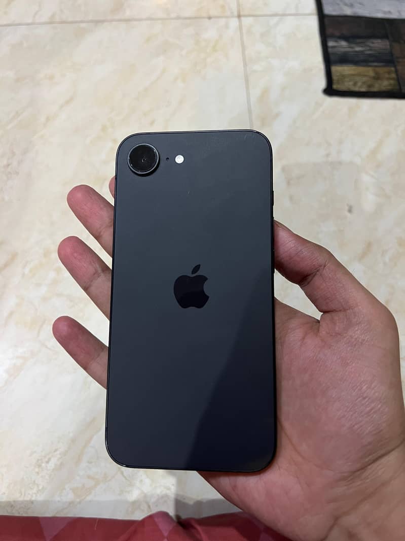 Apple iPhone 16e 0