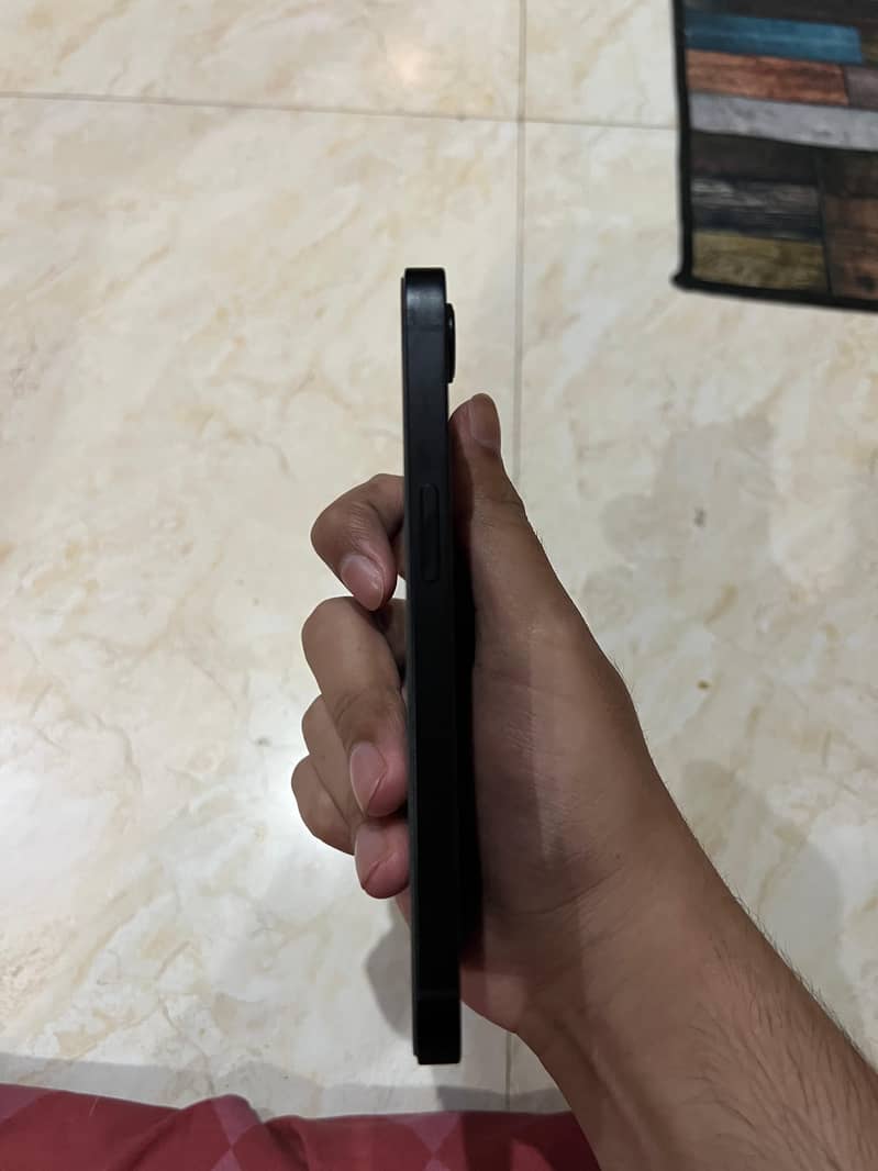 Apple iPhone 16e 1