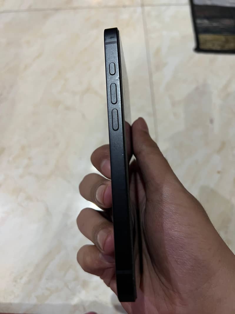 Apple iPhone 16e 2