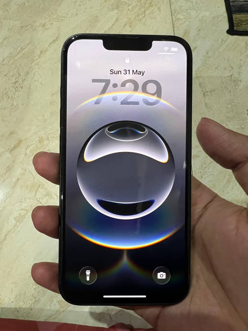 Apple iPhone 16e 3