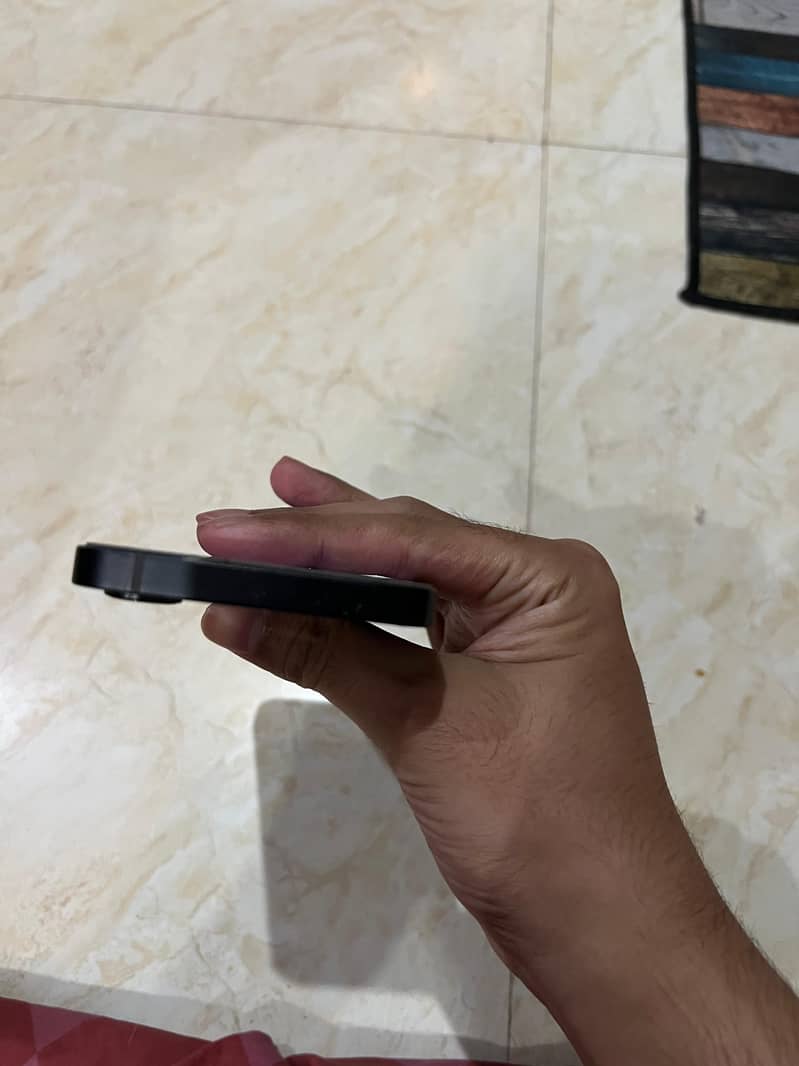 Apple iPhone 16e 4