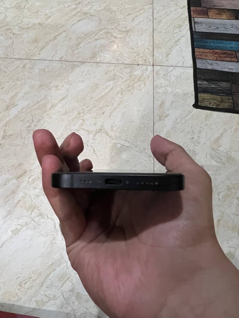 Apple iPhone 16e 5