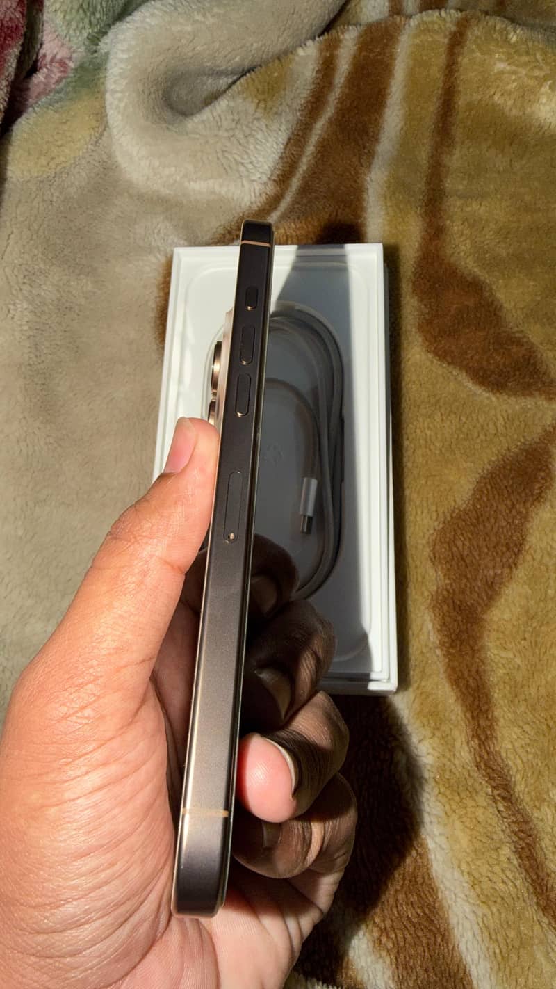 iPhone 16 Pro Max 5