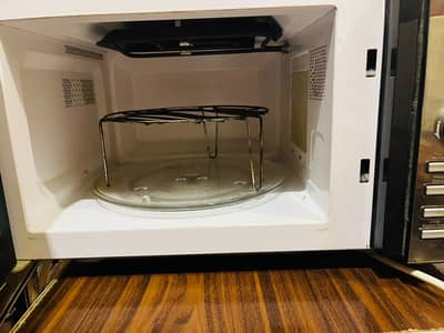 Westpoint Microwave Oven with Grill – Excellent Condition