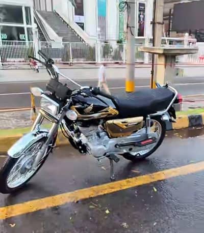 Honda 125 for urgent sale latest addition gold black