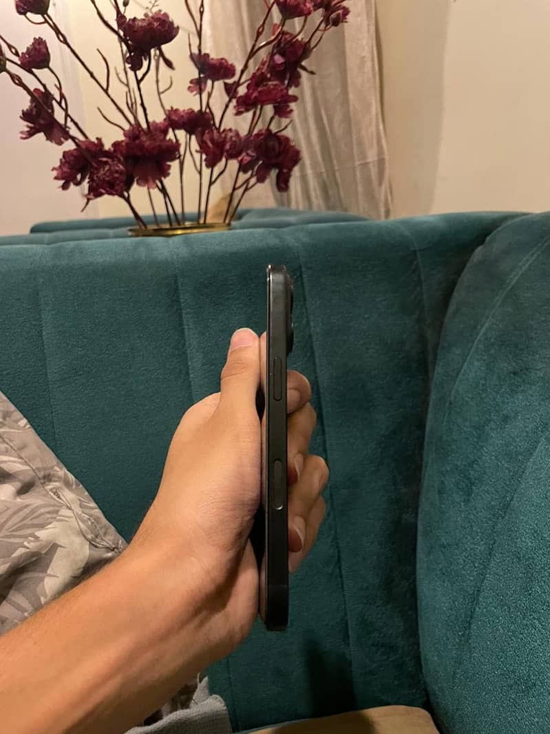 Apple iPhone 16 3