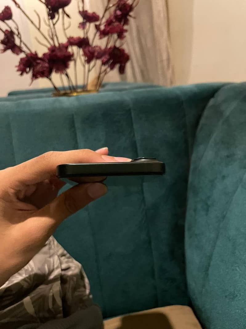 Apple iPhone 16 5