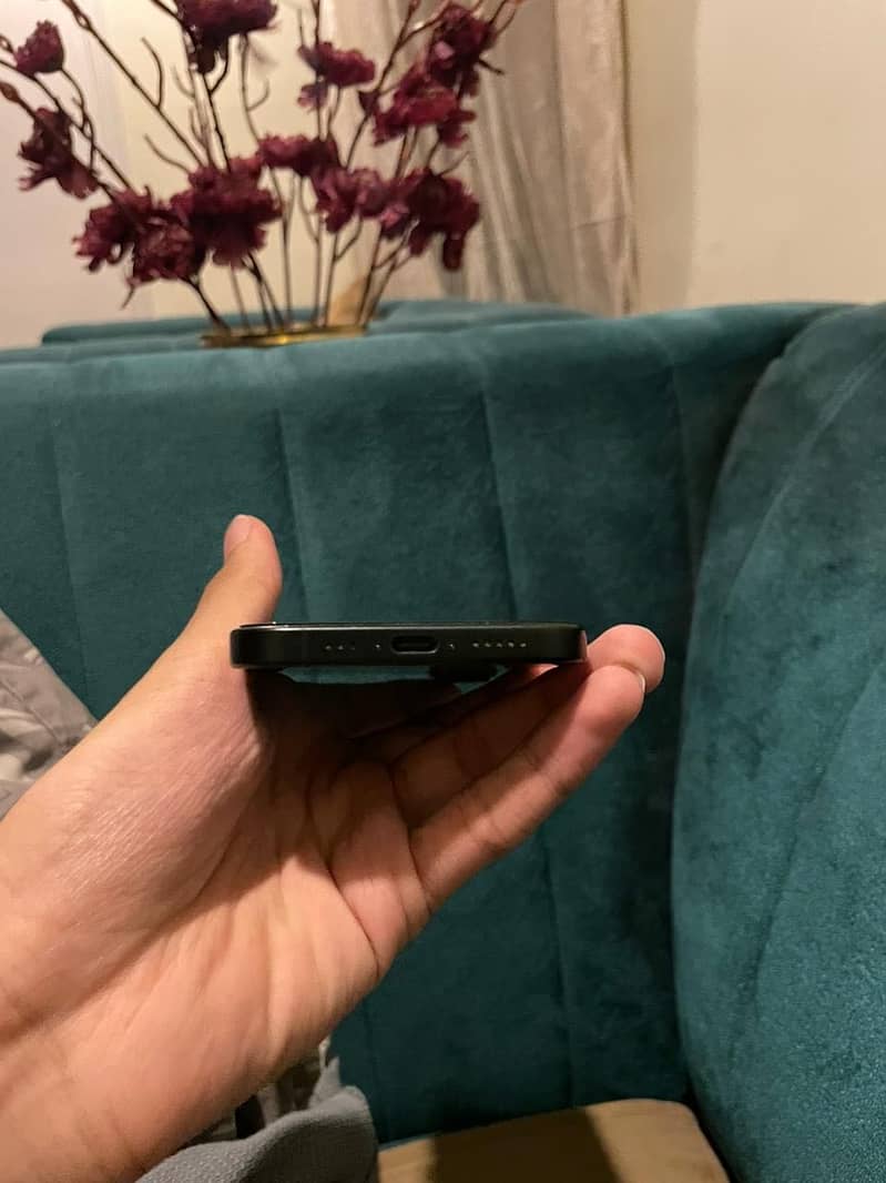 Apple iPhone 16 6