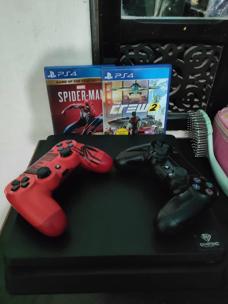 ps4 slim with 2 controller 1