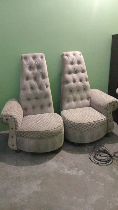 Chairs & Round Table