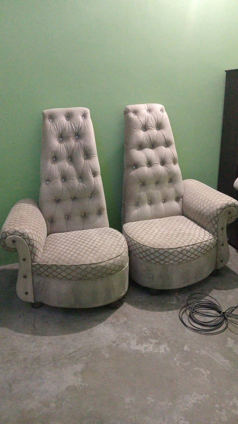 Chairs & Round Table 0
