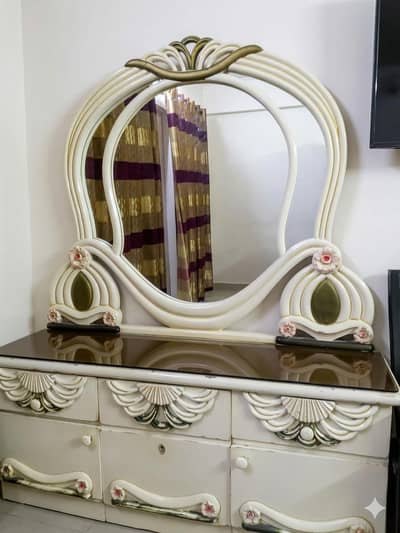 "King Size Wooden Dressing Table"