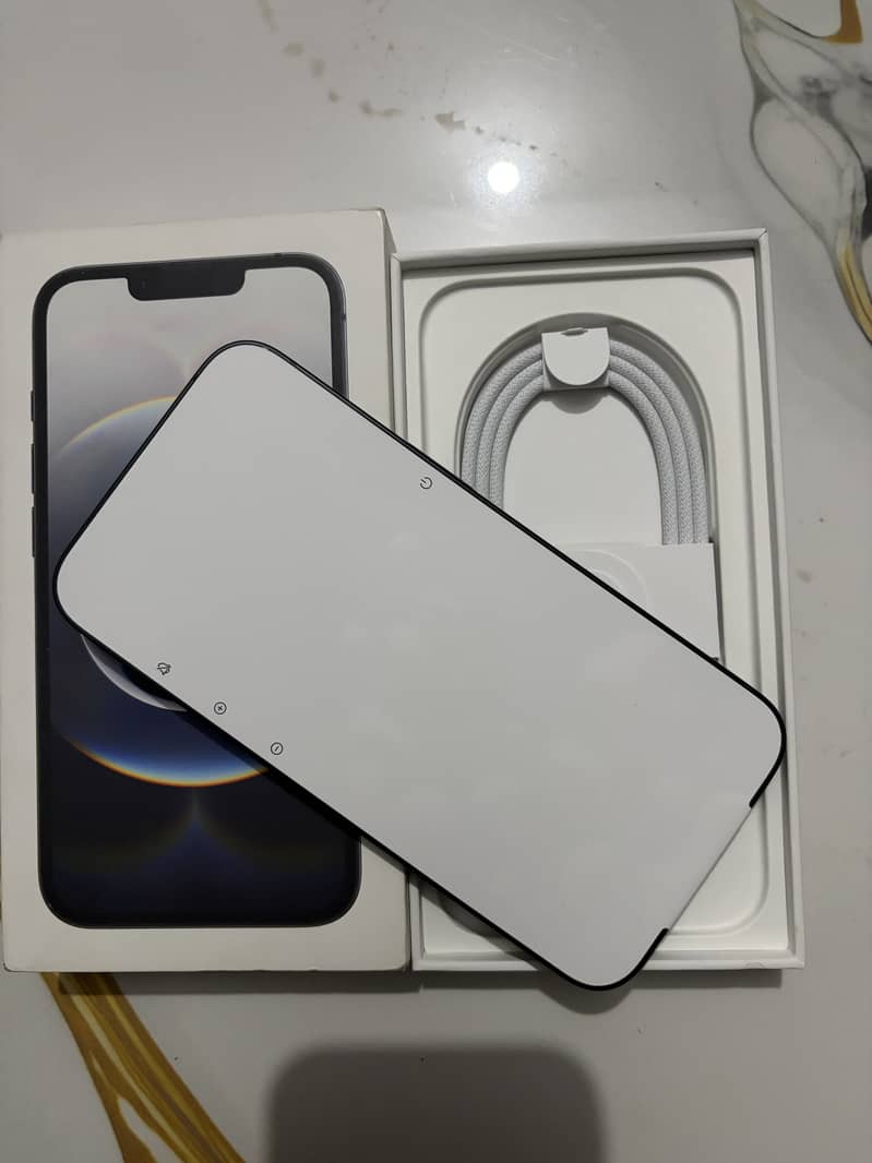 Apple iPhone 16e 0
