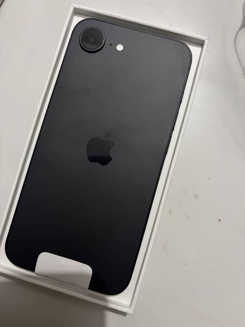 Apple iPhone 16e 2