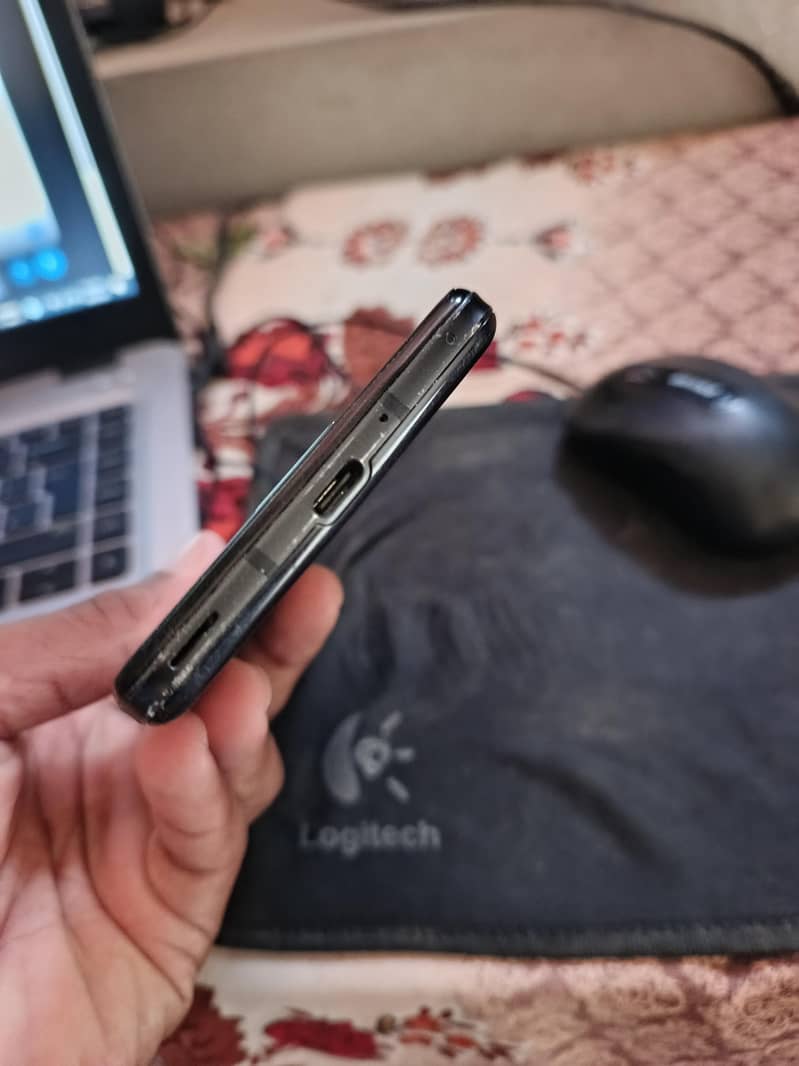Sharp Aquos R5G 3