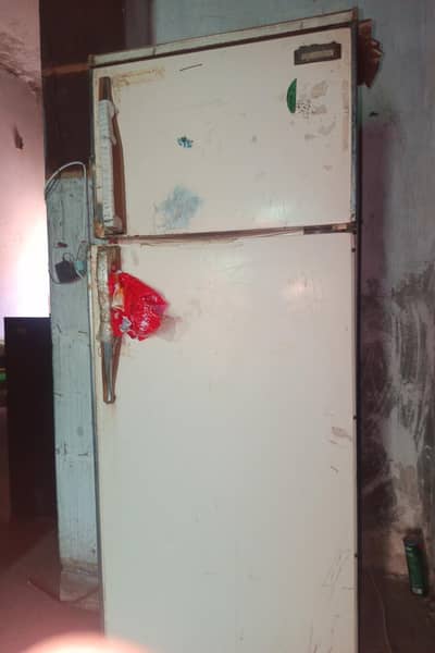 Old Fridge for sale ( non working condition)