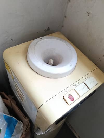 Water dispenser and refrigerator
