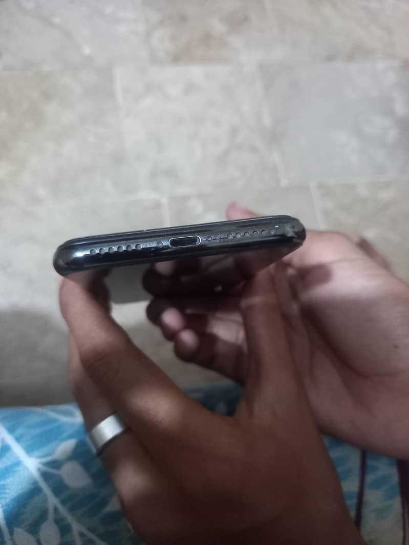 Apple iPhone X 4
