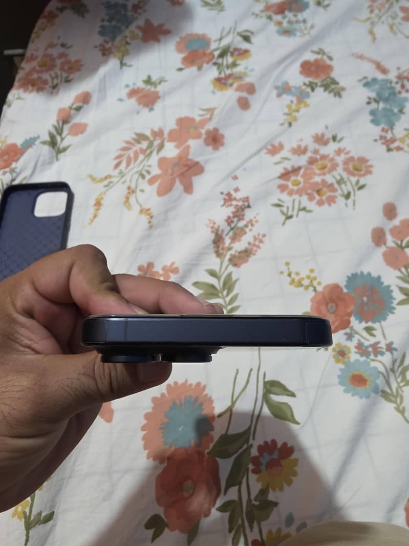 iPhone 15 Pro Max 4
