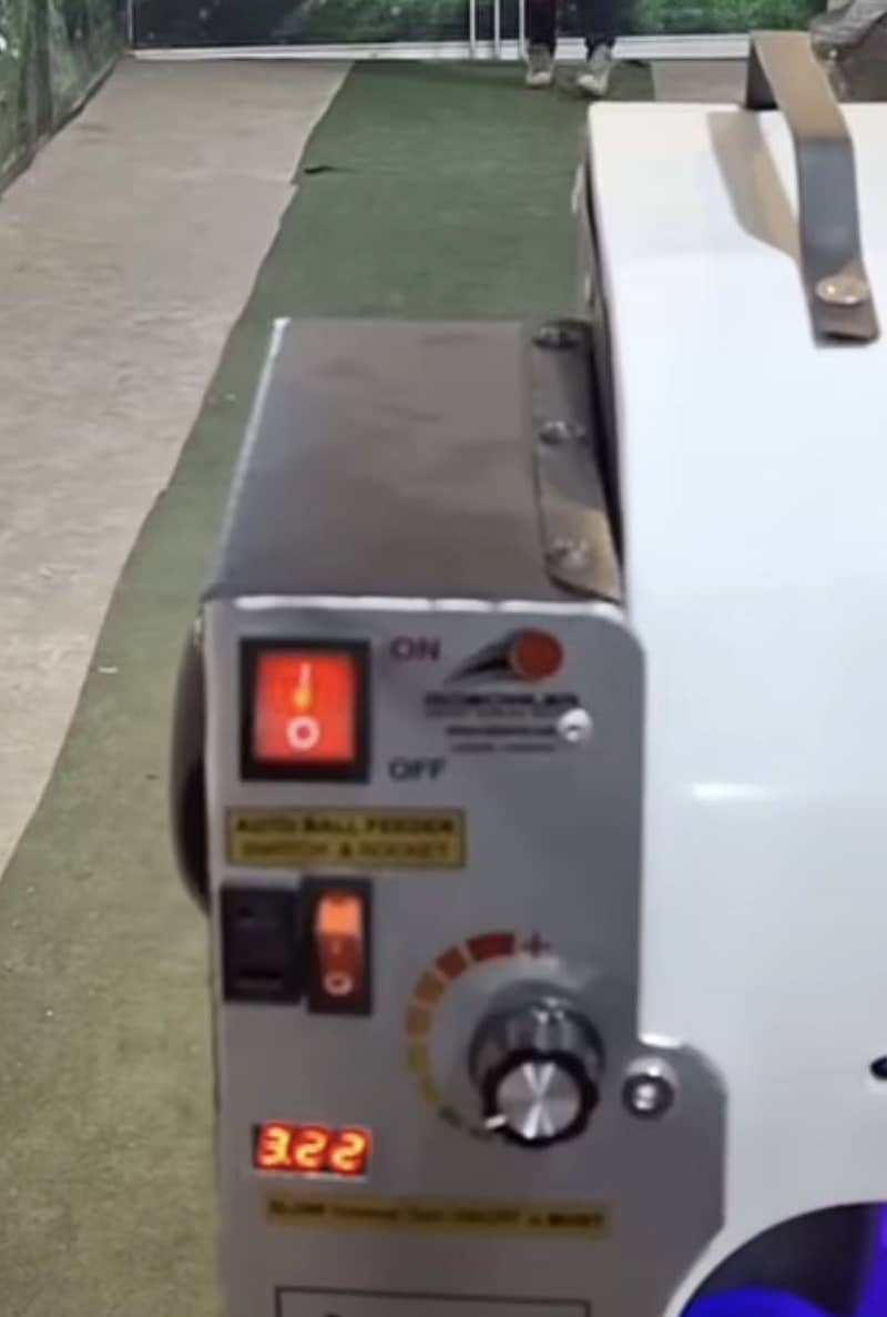 Cricket bowling machine 1