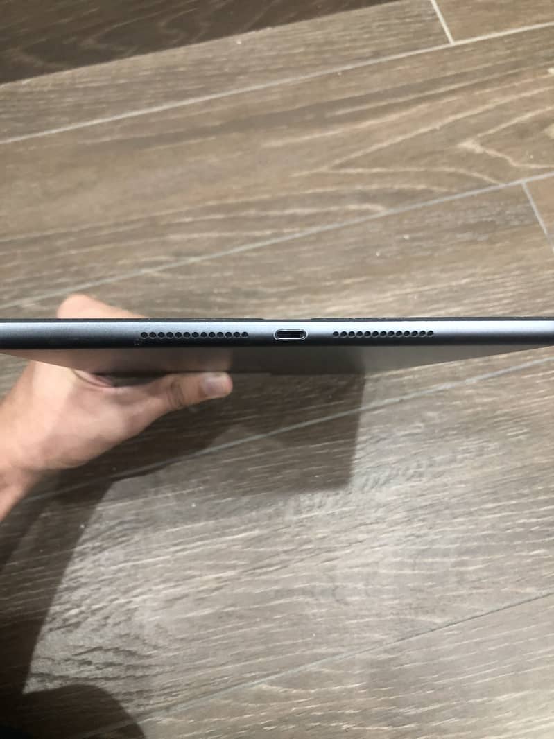 Ipad 7th generation full okay condition 3