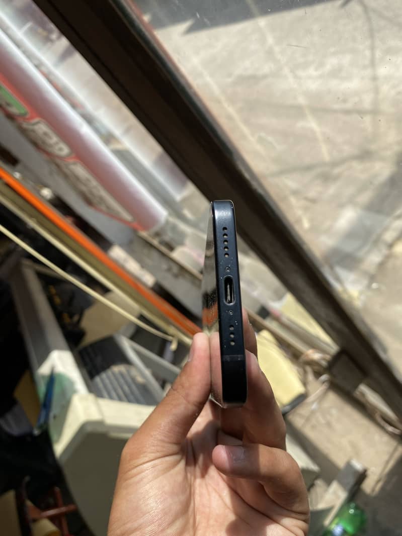 Apple iPhone 15 4