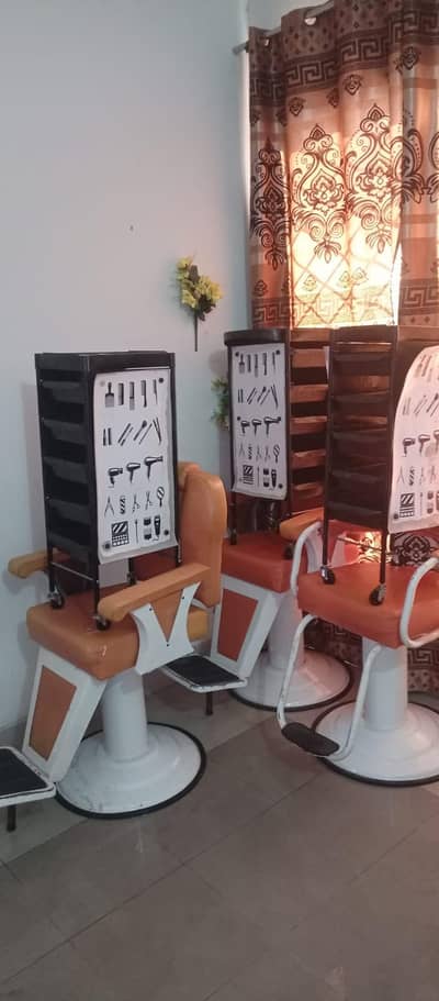 beauty parlor ka sara samaan for sale Achi condition ma demand 150000