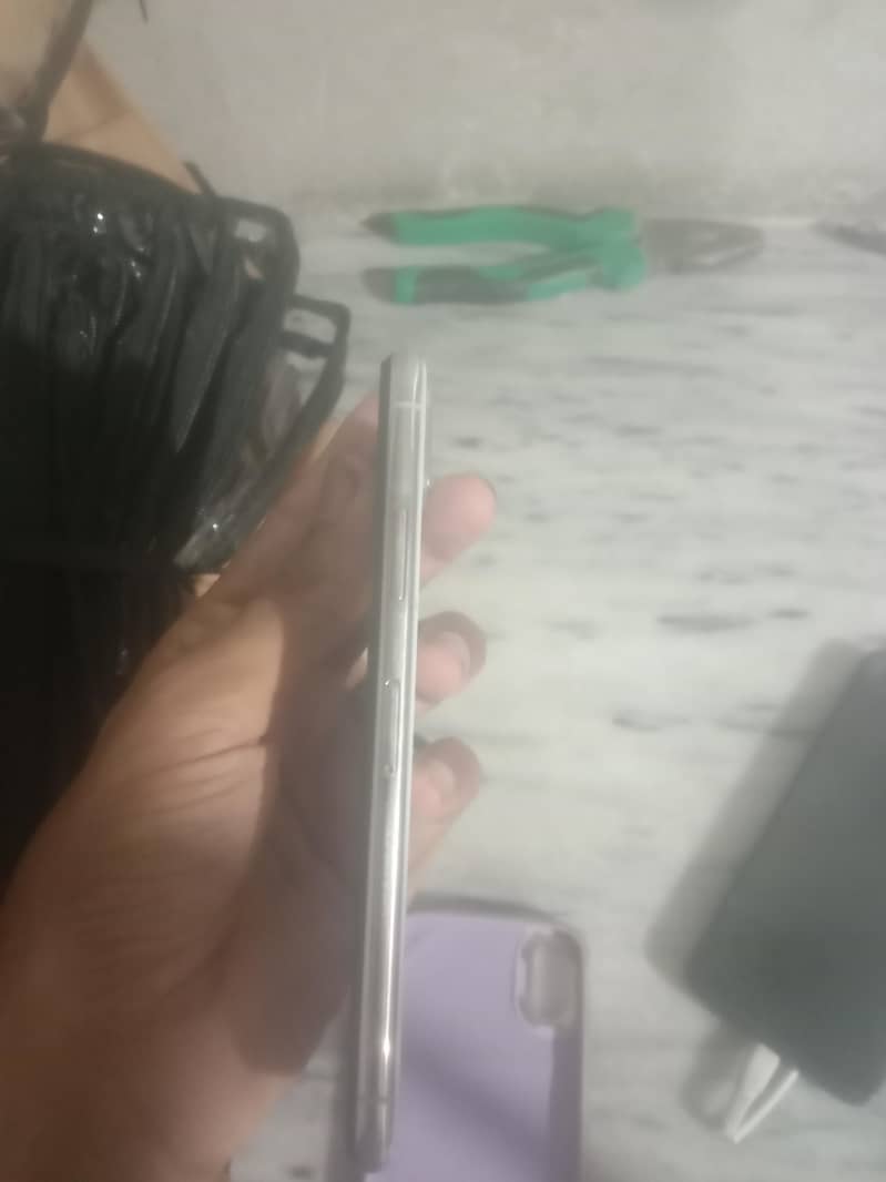 Apple iPhone X 4