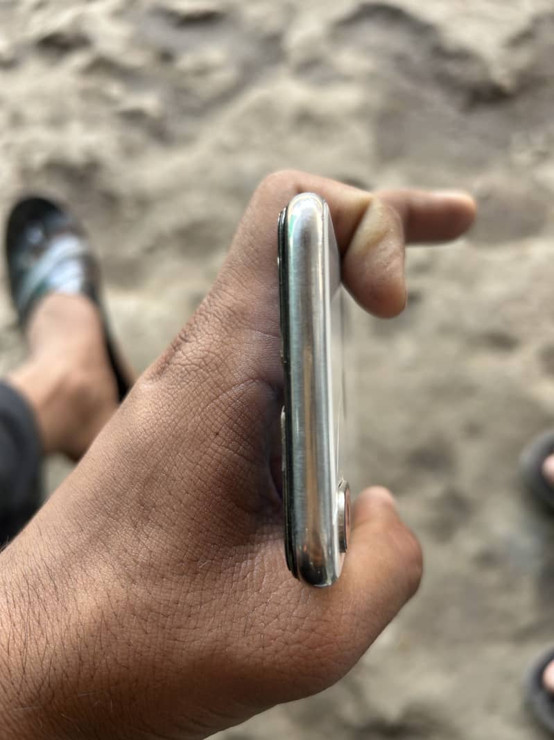 Apple iPhone X 4