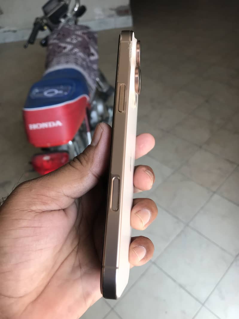 iPhone 16 Pro Max 3